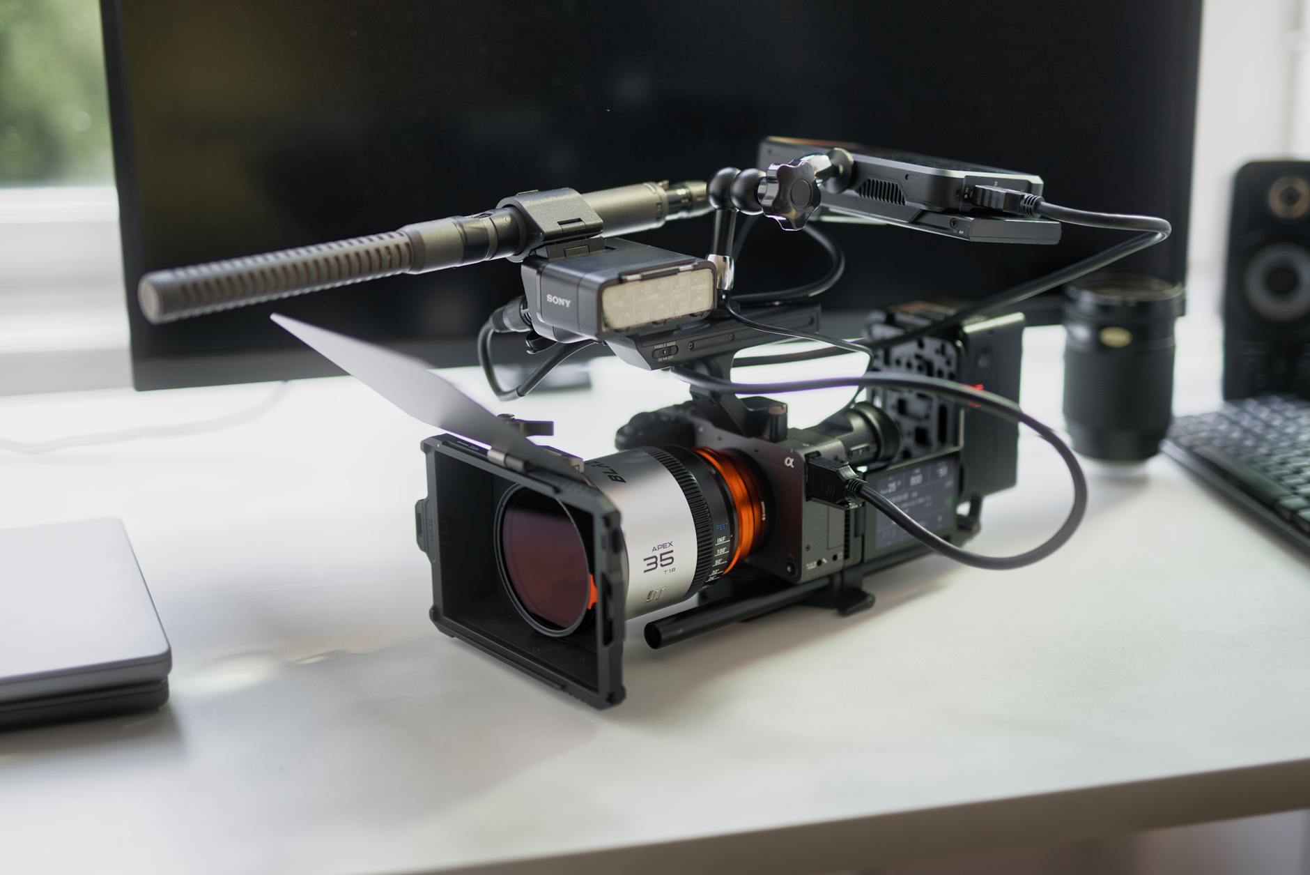 Estudio de producción audiovisual con cámaras 4K e iluminación difusa broadcast